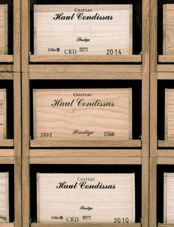 Caisses de vins rangees en cave
