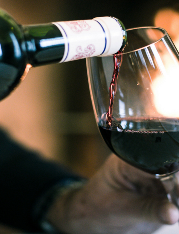 Vin rouge servi dans un verre