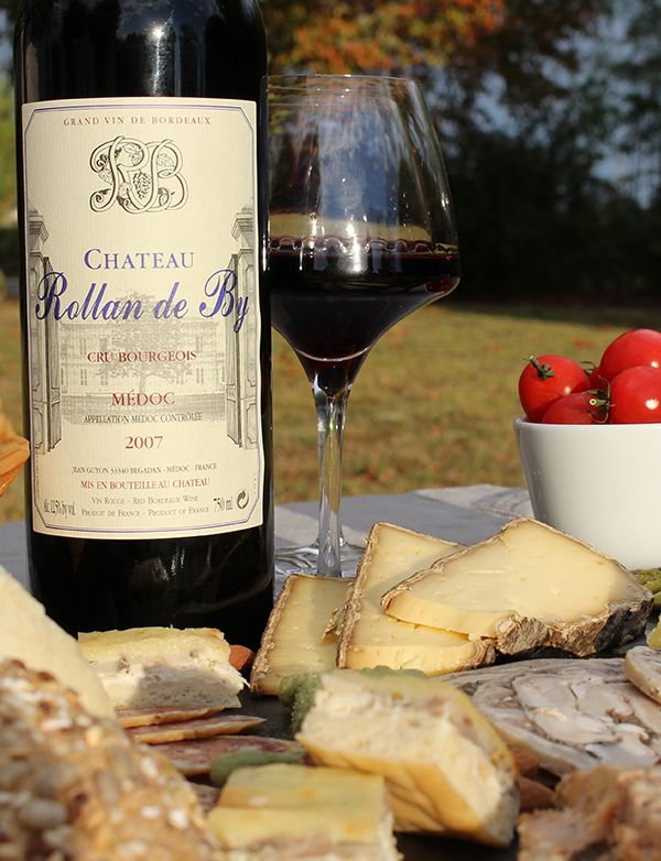 Accord mets et vins avec bouteille et fromages