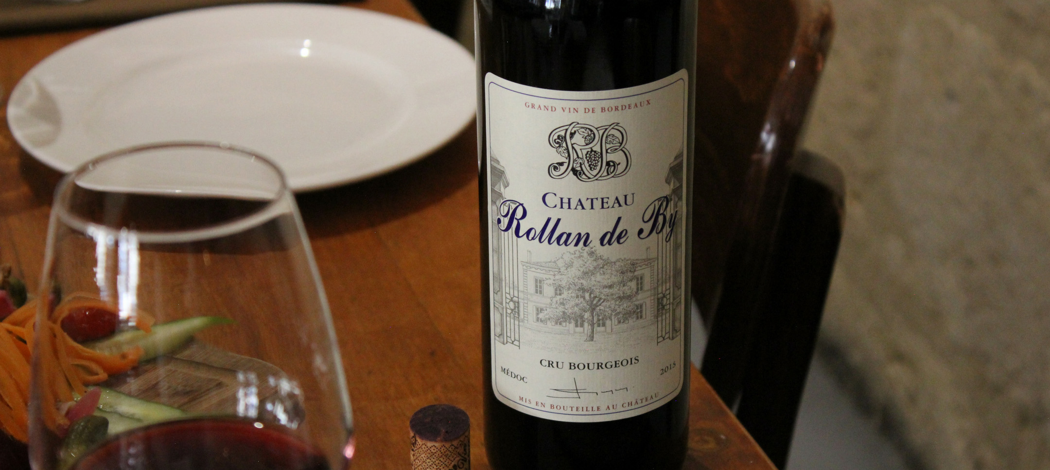 Bouteille et verre de vin a table