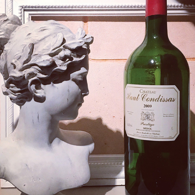 Nature morte avec bouteille et sculpture